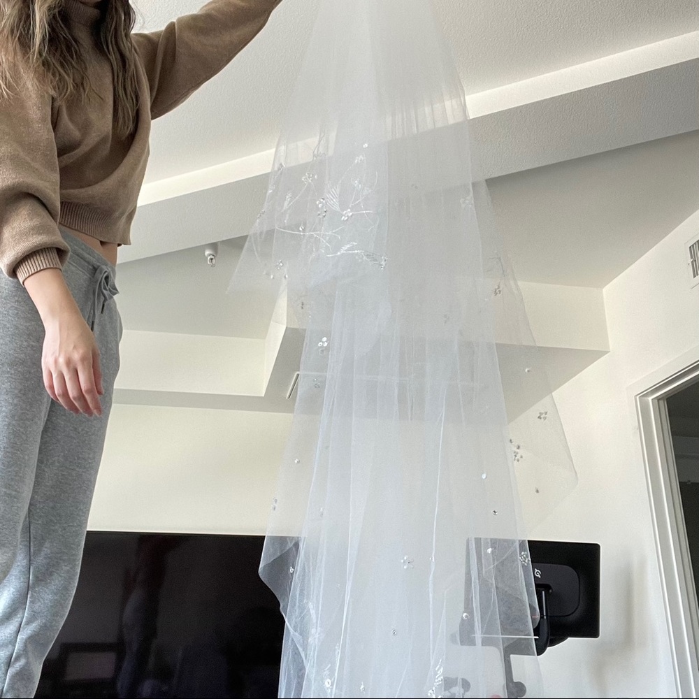 Monique Lhuillier Cathedral Veil - Picture 5 of 6